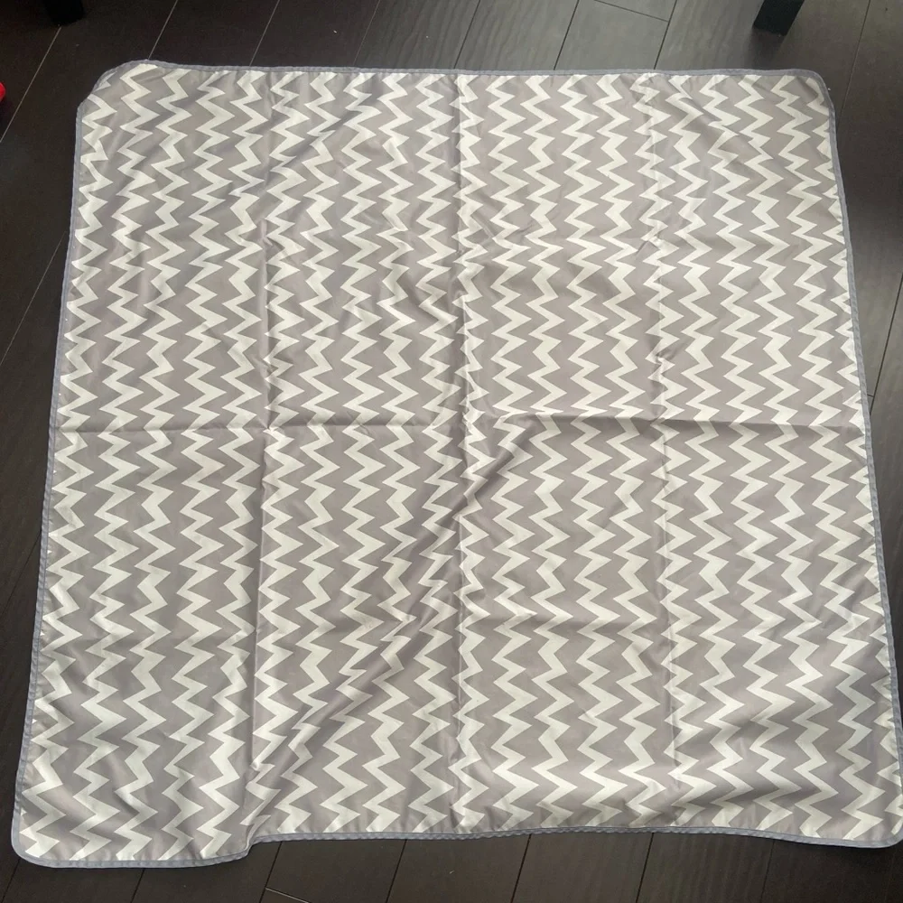 Bum kids gray& white chevron splat mat & arrow print bib w/disposable placemat